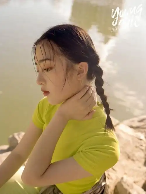 邓恩熙资料00后小花邓恩熙时尚杂志封面