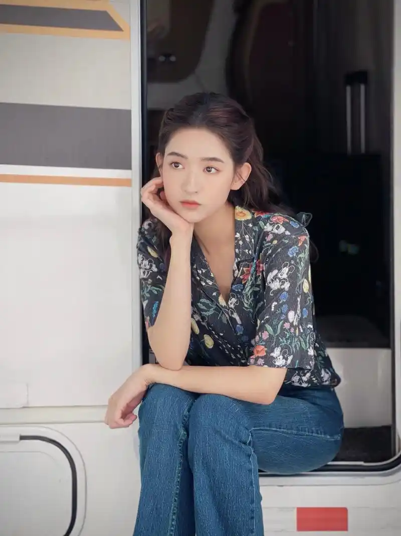 王玉雯车边随拍,花衬衫搭配喇叭牛仔裤,尽显美丽好身材!