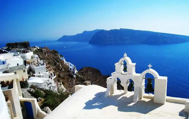 p>爱琴海是希腊半岛东部的一个蓝色系海洋,南抵克里特岛,属地中海的