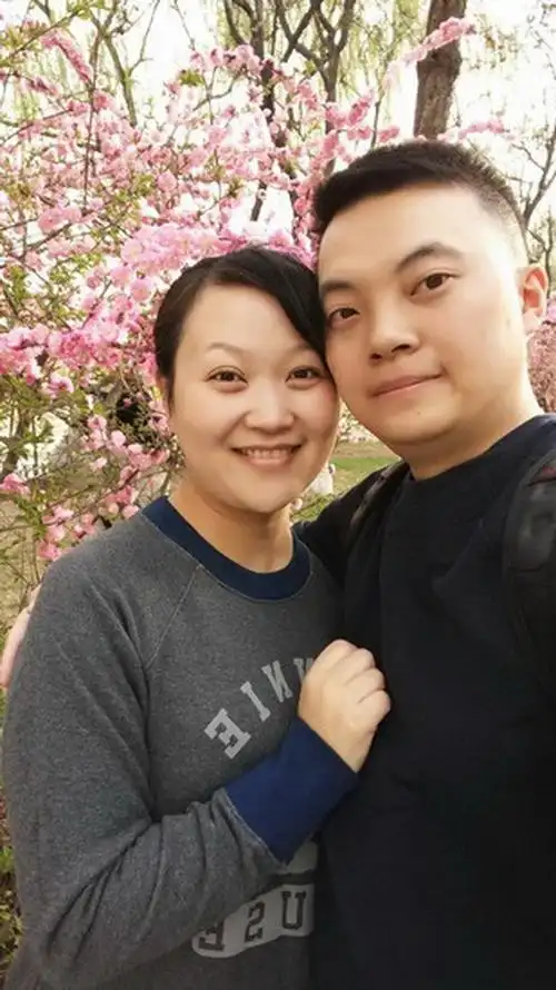 张雨,成娜夫妻合影,甜蜜的笑容洋溢着幸福.