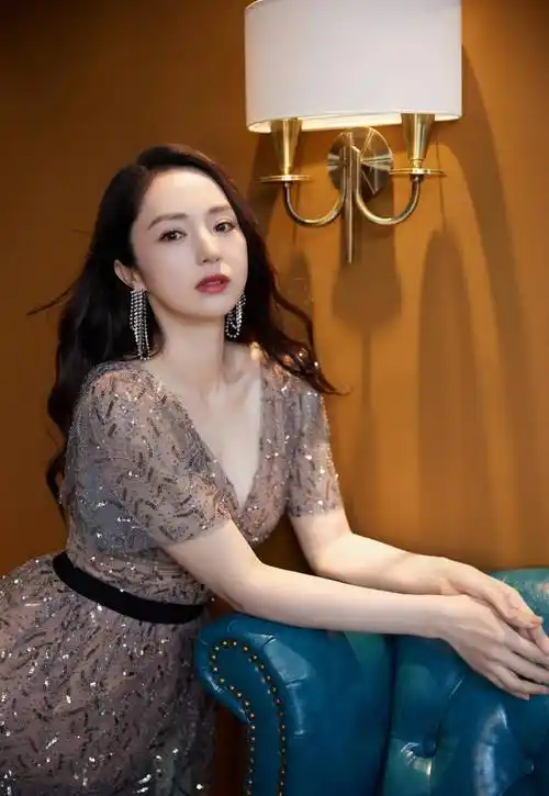 原创董璇写真曝光一袭深v亮片长裙秀时尚身材戴流苏耳环优雅高贵