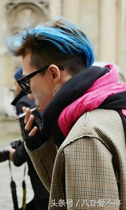 男星私下抽烟形象全无,霍建华略猥琐,胡歌像要饭的,王宝强销魂