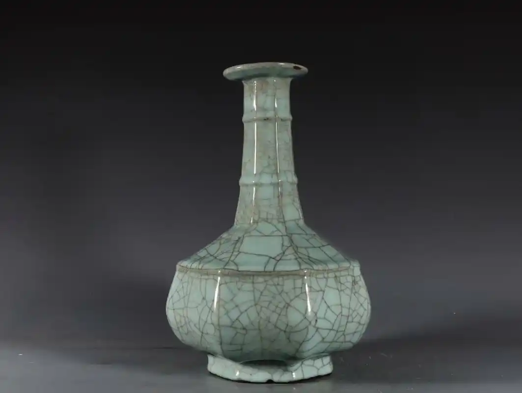 南宋官窑粉青釉八棱弦纹盘口瓶 高30.5口径8.8肚径20.5底径12公分