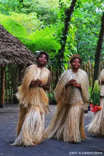 在原始部落旅游,感受原始生活,竟然看到中国字,真亲切啊!