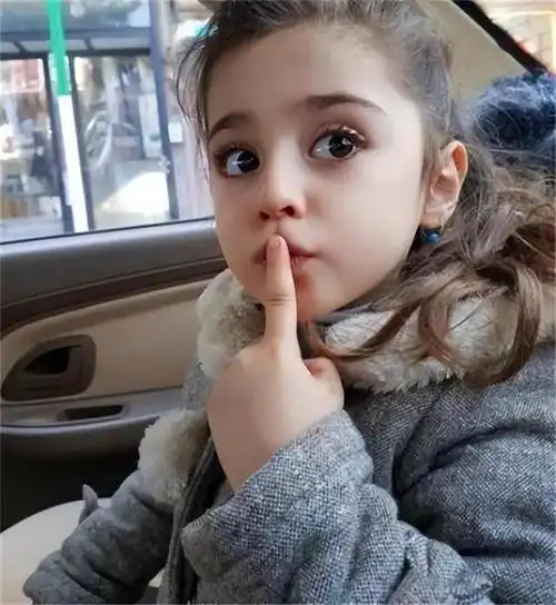 当年因8岁女儿长得太好看,伊朗父亲辞职当保镖,女孩后来如何