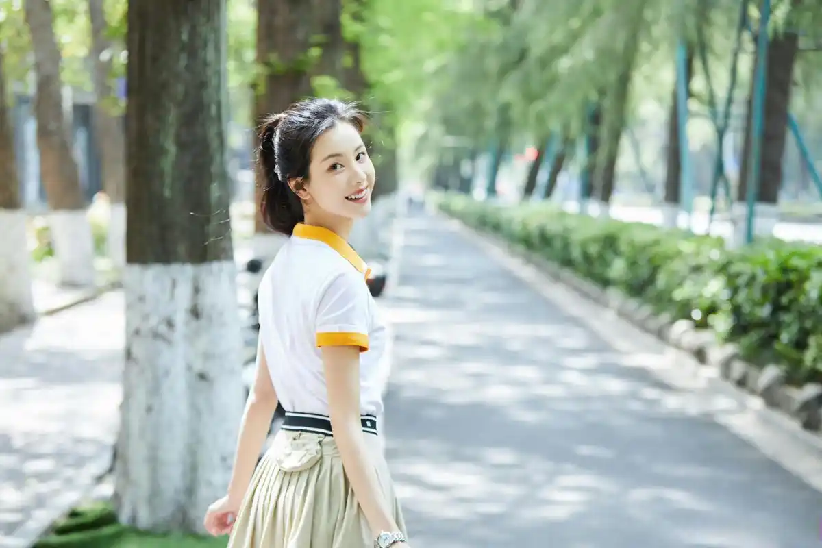 #敲娱的星鲜事# @陈都灵 高马尾 百褶裙,青春气息满满,谁不想和漂