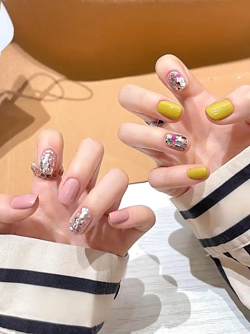 鹅黄色美甲适合每一个温柔的女孩子