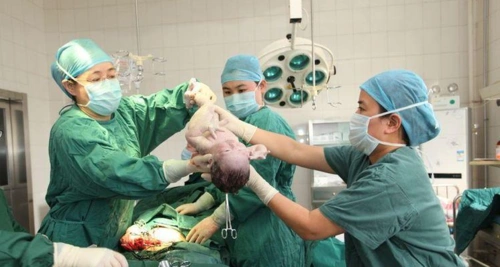 孩子6个月婆婆让去打掉,丈夫大闹拦下,生产后在产房外大骂