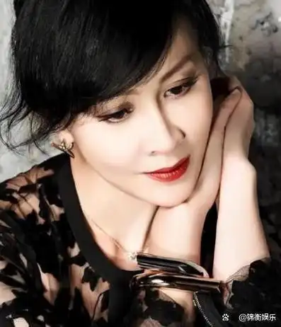 刘嘉玲真是大美人穿无痕裙掩不住好身材风韵不减当年