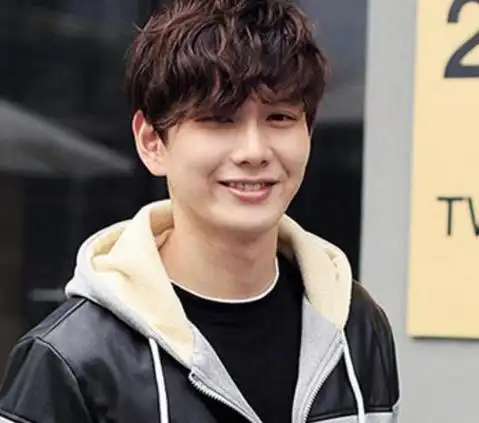 男生直刘海发型图片 男生直刘海如何扎好看(2)_刘海发型_西子美发网