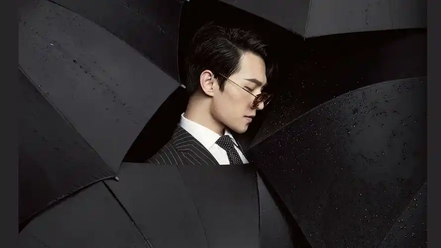 人气偶像杨洋雨中成熟霸气黑白大片写真图片-大陆明星-手机壁纸下载