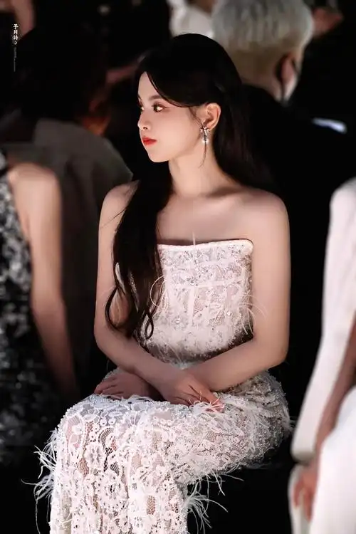 杨超越钉珠蕾丝裙##杨超越上海时装周