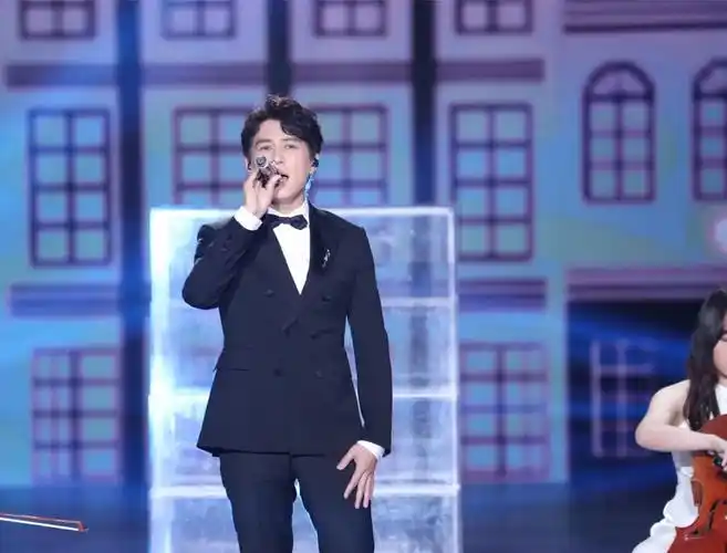 靳东东方卫视跨年演唱会绅士范图片