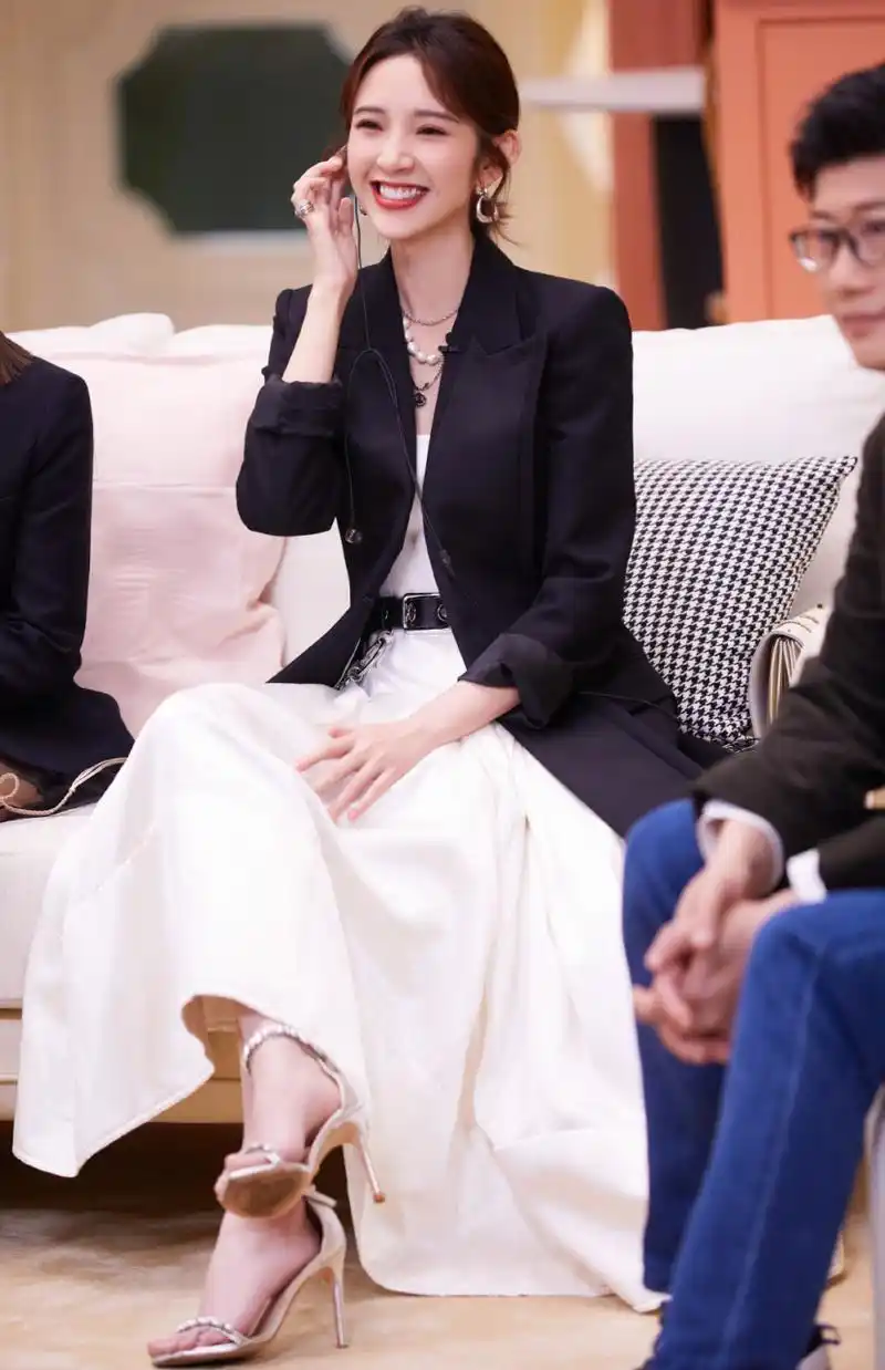 唐艺昕一字带高跟凉鞋美丽的脚,如同春日的花园,温暖动人.