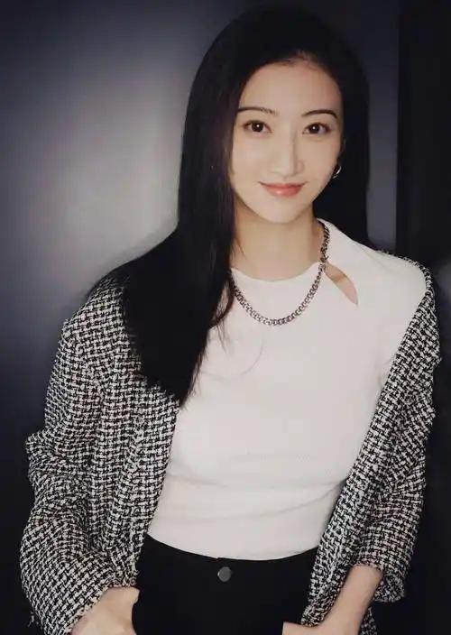 原创景甜穿衣打扮太保守了还故意遮挡好身材怪不得火不起来