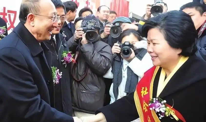 与丈夫相伴48年,在搭档罗京病逝后自请离职,邢质斌过得还好吗?