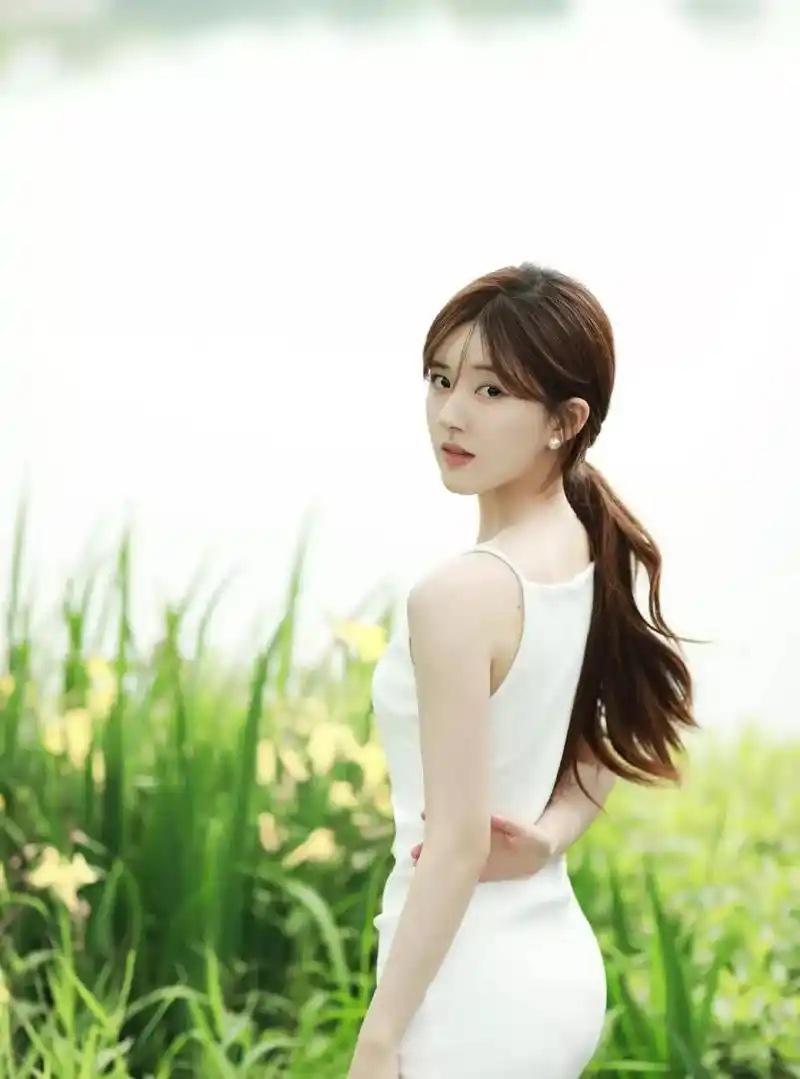 赵露思 纯白礼裙,甜美笑容,唯美意境,明媚灵动