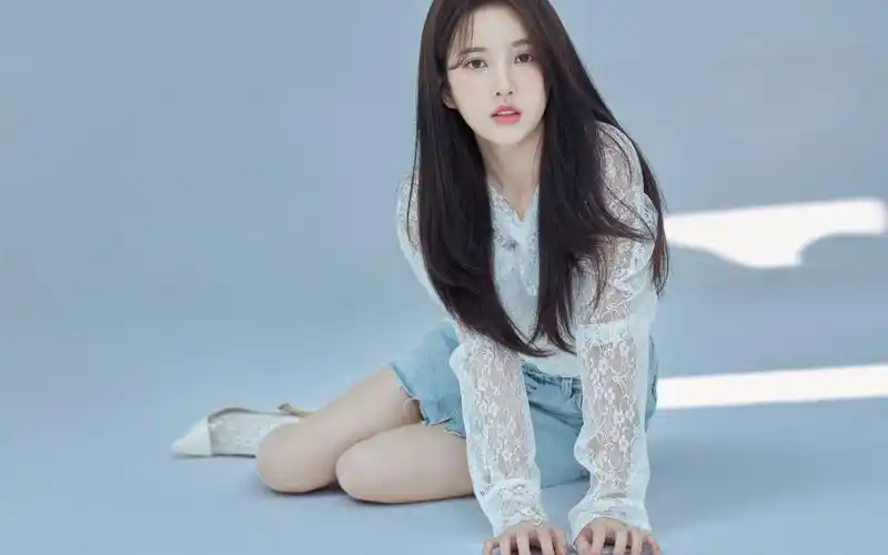 刘些宁甜美养眼写真桌面壁纸