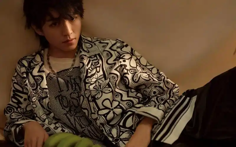 王俊凯高冷酷帅时尚休闲写真