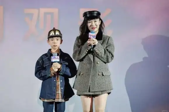 霍思燕一家三口吃麻辣烫嗯哼礼貌接地气妹妹扎丸子头乖巧可爱