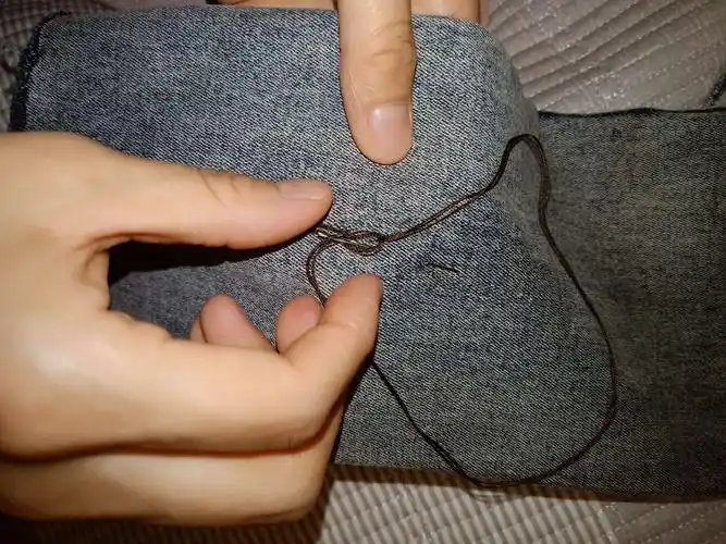 今天我们介绍另一种缝补破洞牛仔裤的方法,把破洞牛仔裤变成补丁裤