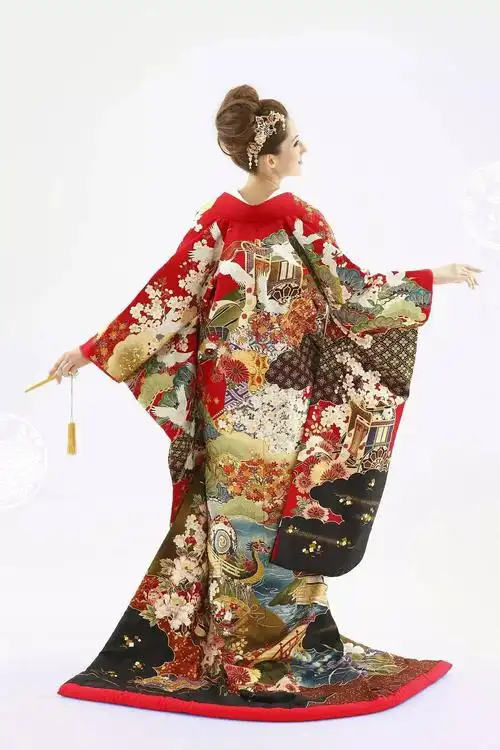 打褂是和服的一种打褂中白色的被称为白无垢彩色的则叫做色打褂