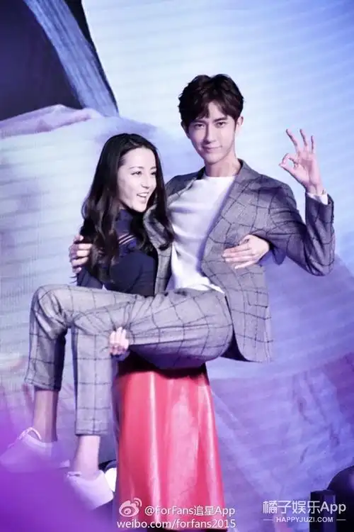 迪丽热巴穿的像公主却给于昏黄来了个公主抱,男朋友力爆棚啊!