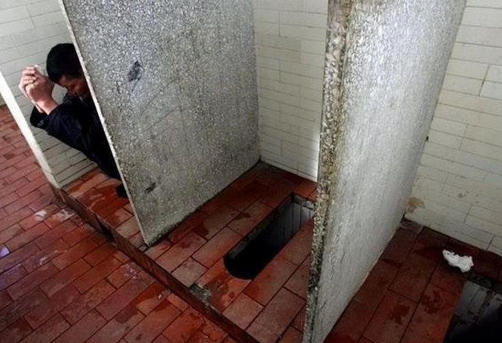 很多外国人对中国厕所的印象还是老旧的蹲坑厕所,十分的脏.