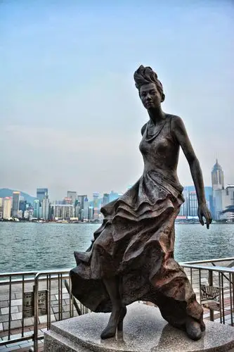 梅艳芳铜像,我好无聊地找梅艳芳的手印,结果她并没有留下手印,只有