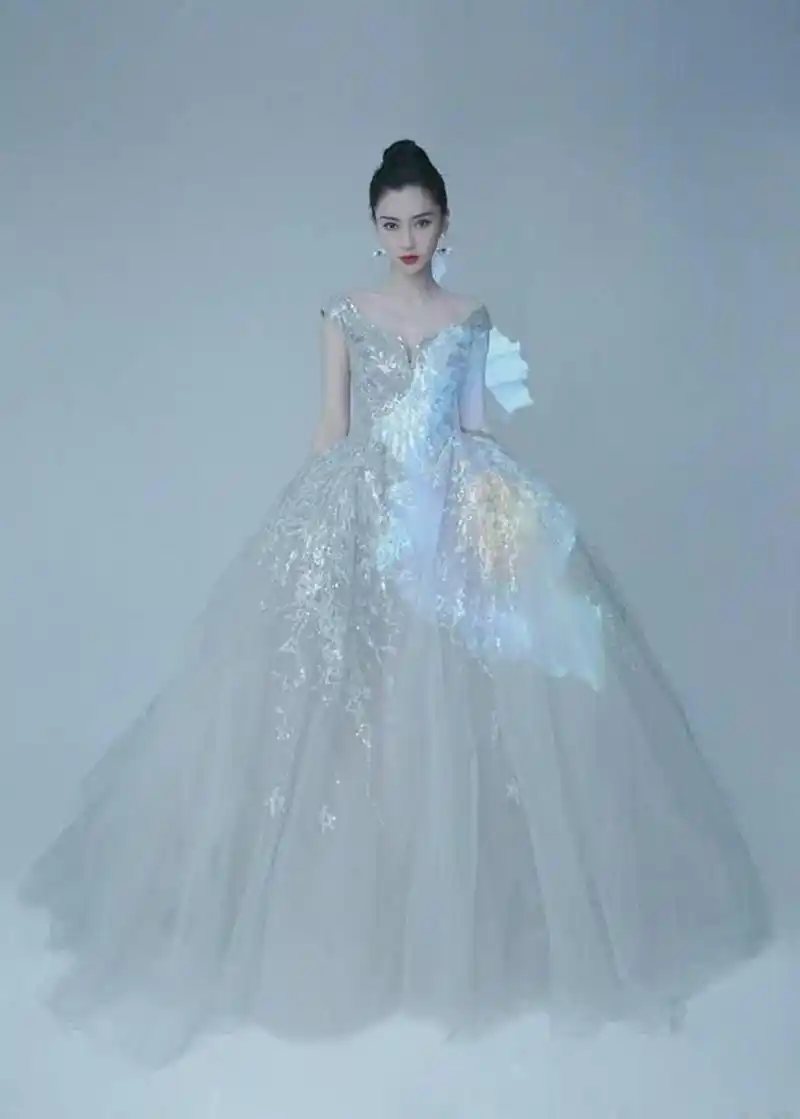 angelababy真是美的"没话说"!穿高定礼服扎丸子头,优雅又高级