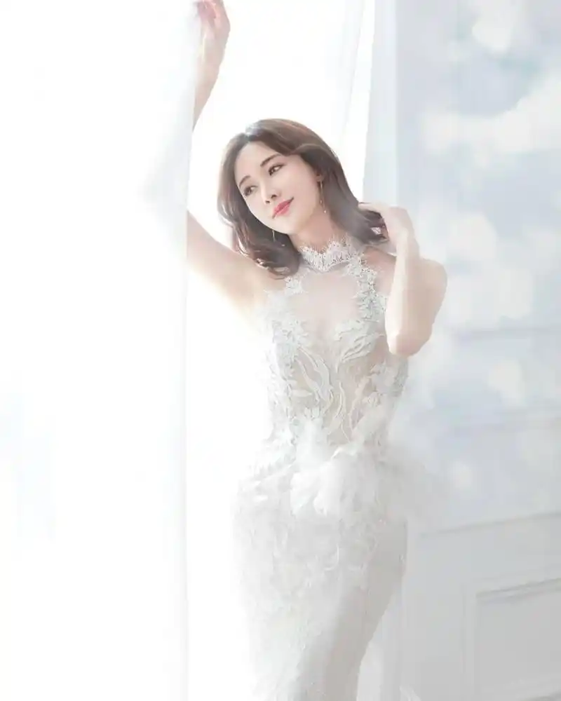 女神林志玲频繁亮相,秀长腿疑似复出,九头身比例不减当年