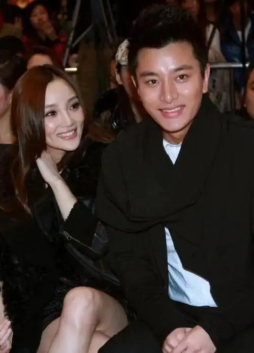 近日,李小璐和贾乃亮离婚后首次在公众面前同台合影,引起了广泛关注.