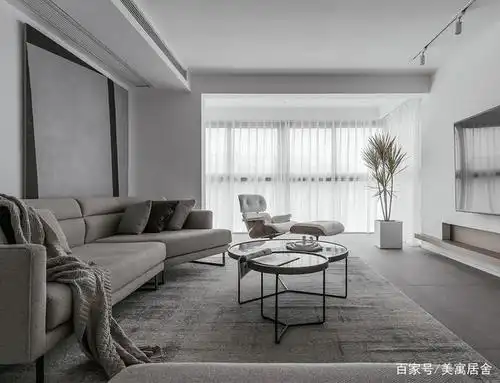 白色和灰色为主色调,烟灰色亚光瓷砖,优雅沉稳,衬托出粉墙的洁白,白纱