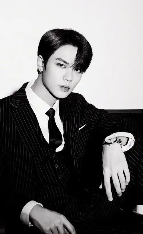 简介:林彦俊帅气撩人西装写真图片,分享一组林彦俊图片给大家,图中的