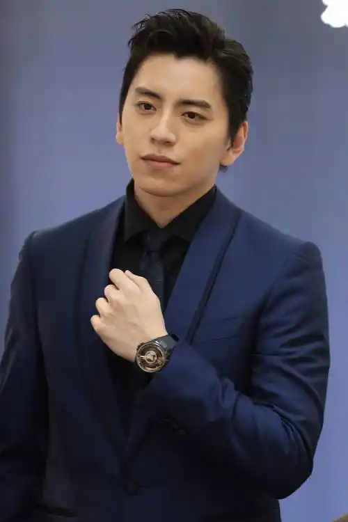 王大陆蓝色正装帅气亮相 剧透《披荆斩棘》希望大家喜欢_玄反影_广大