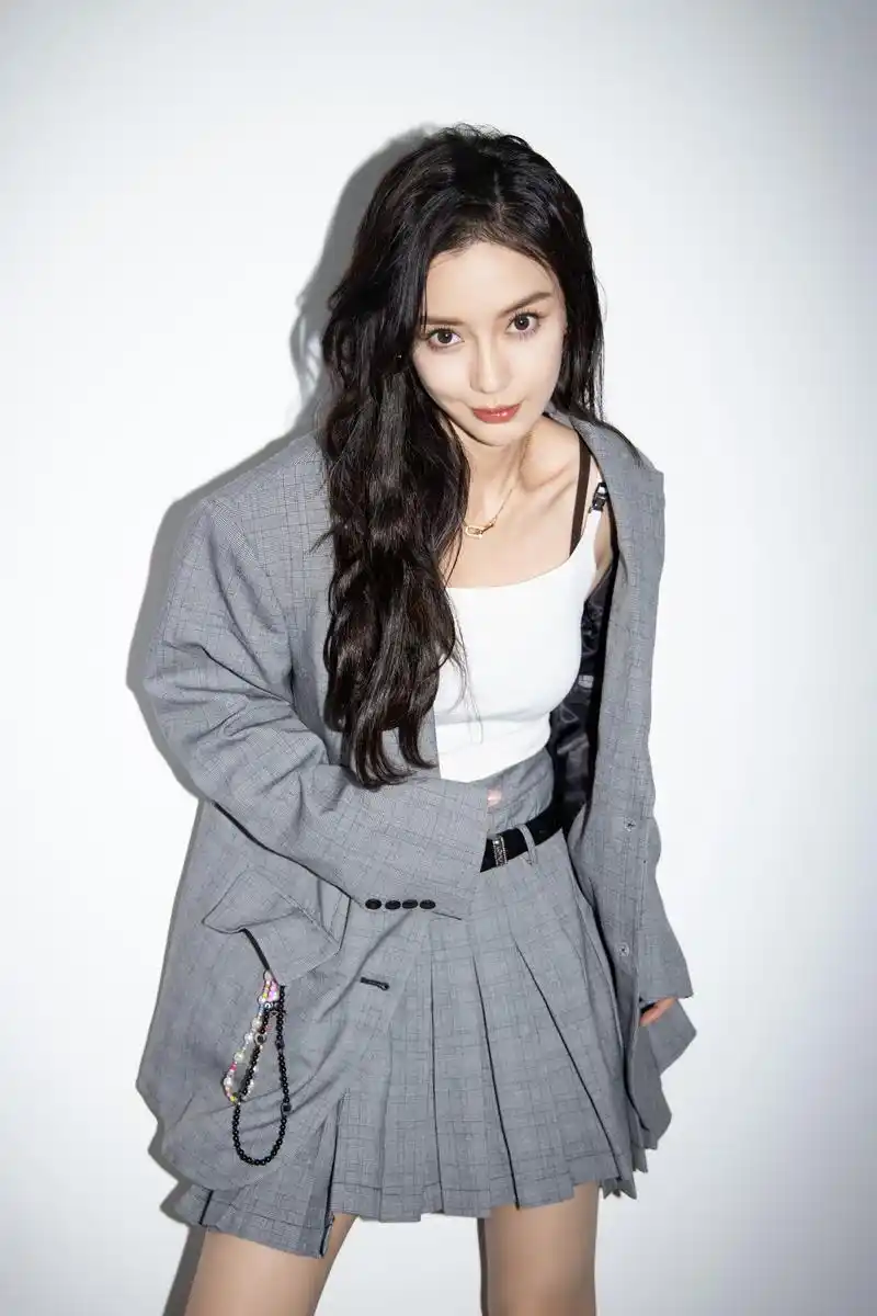 杨颖灰色百褶裙优雅时尚写真