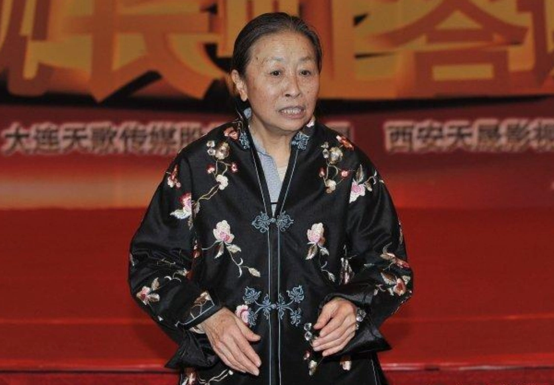 张少华认真打扮挺时髦穿刺绣中国风外套有潮范洋气老奶奶