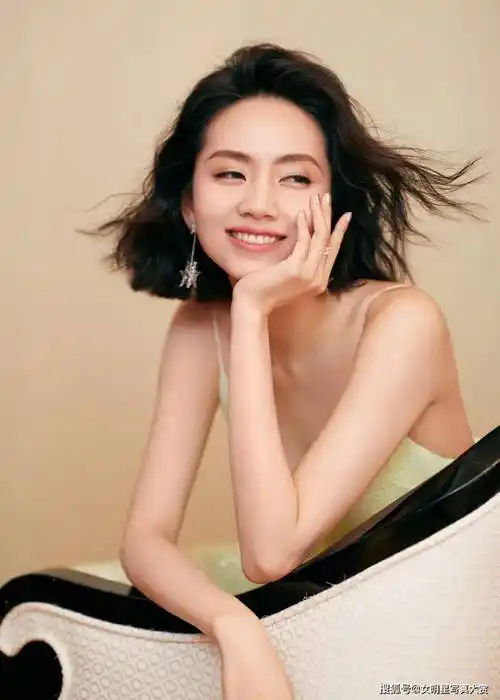 【刘惜君写真美图】淡黄碎钻裙,温婉曼妙,汕头"拾光年"演唱会_听众