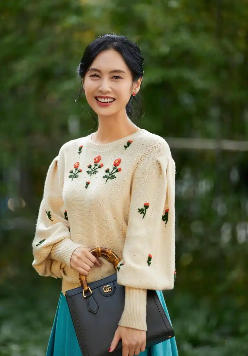 朱茵:演艺事业和个性魅力 朱茵,中国香港女演员,歌手,毕业于香港演艺