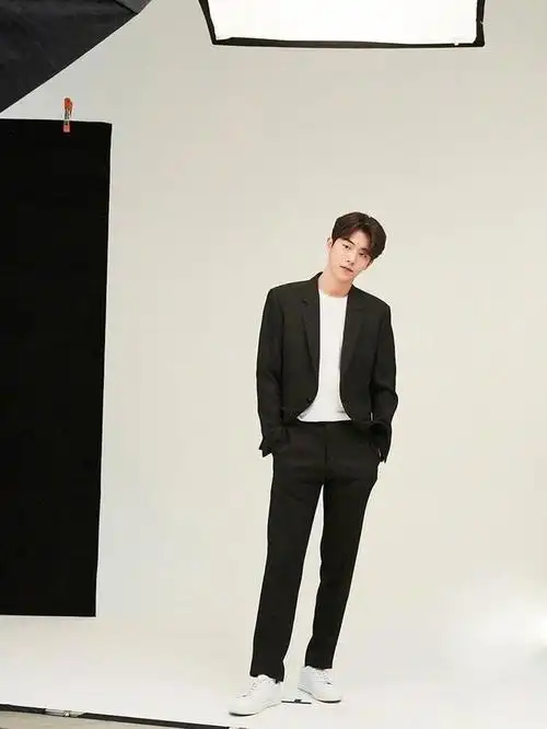 188cm南柱赫,搭配一套黑色造型,身材比例优越!