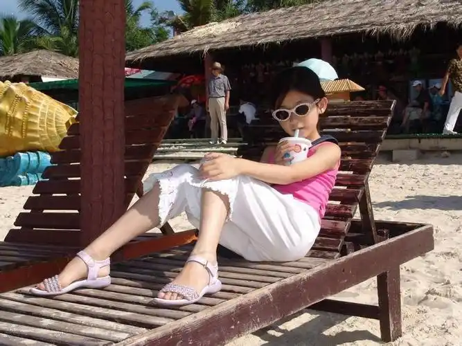 谁有11——14岁女孩赤脚穿凉鞋或赤脚的照片.