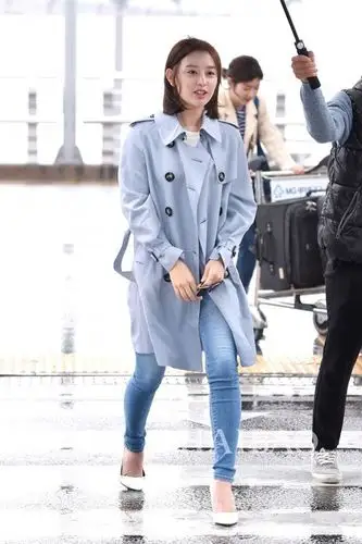 金智媛2016年4月26日韩国仁川机场街拍:身着burberry粉蓝色风衣前往