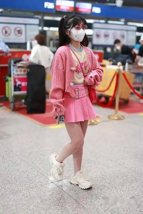 赖美云穿粉色针织开衫百褶短裙背粉色月牙包活力元气