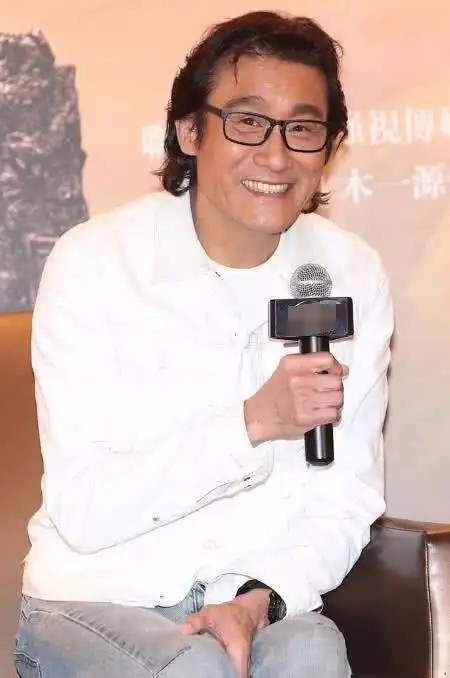 60岁梁家辉一头黑长发穿拖鞋与影迷合照网友差点以为是李咏