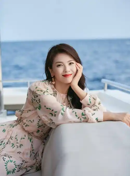 原创刘涛身穿法式浪漫印花裙时尚海风总能透出一股看不够的优雅范儿