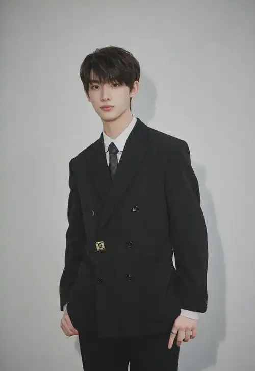 240206粉丝团结支持丁程鑫帅气亮相