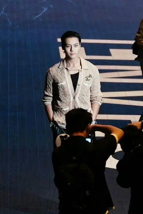 陈伟霆超话梳起背头造型,驼色开衫内搭黑背心,和平时迥然不同的穿搭