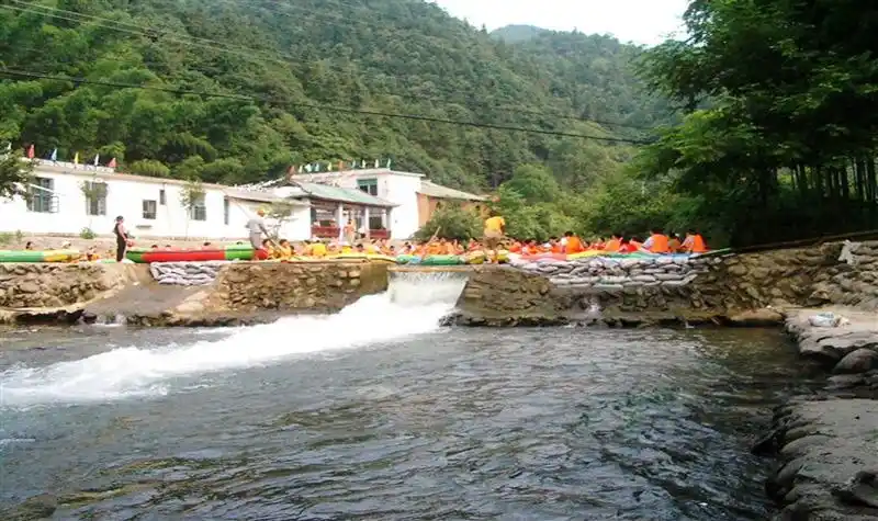武陵岩峡谷漂流