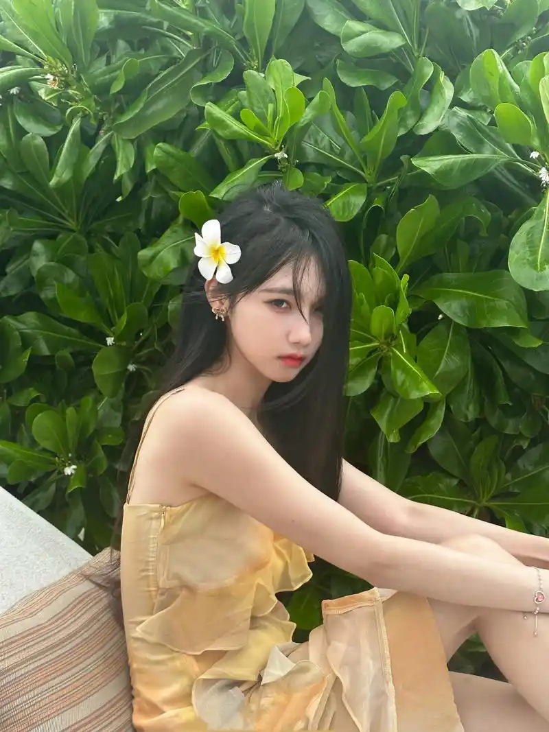 宋昕冉|马尔代夫泳装写真:黑色泳衣,好身材一览无遗.