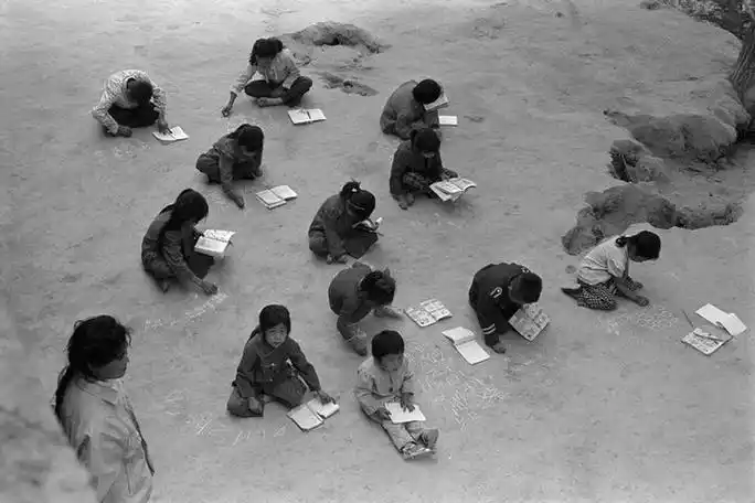 90年代贫困地区的中国儿童,在艰苦的条件下学习 - 动态 - 派谷老照片